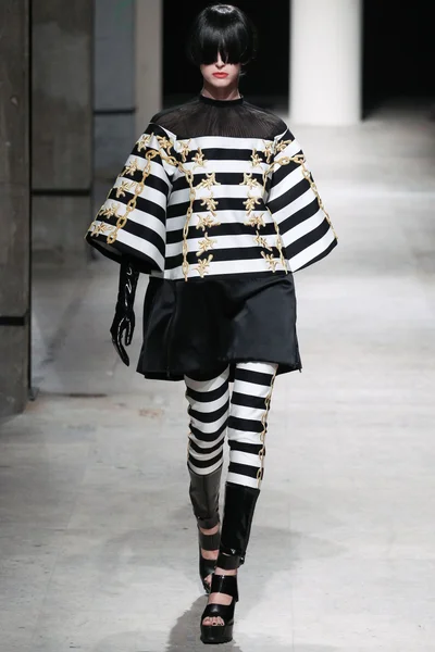 Look 32